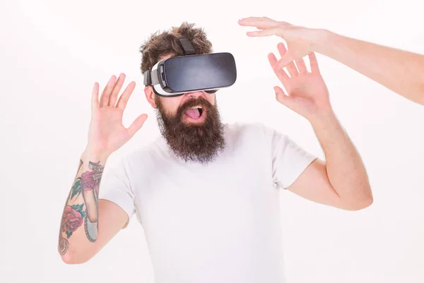 Hombre con barba en gafas VR, fondo blanco. Concepto de realidad virtual. Guy con pantalla montada en la cabeza interactuar con la mano en la realidad virtual. Hipster utilizar tecnologías modernas para el entretenimiento — Foto de Stock