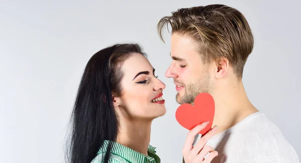 Las ideas románticas celebran el día de San Valentín. Felices juntos. Hombre y mujer pareja enamorados sostienen tarjetas de San Valentín de corazón de papel rojo. Concepto de San Valentín. Hombre y chica enamorados. Día de San Valentín y amor — Foto de Stock