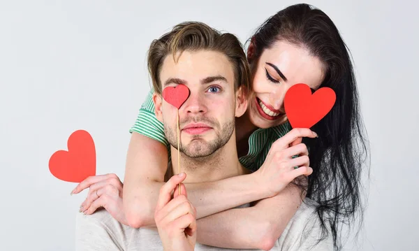 Día de San Valentín y amor. Hombre y mujer pareja en el amor abrazo y mantener el corazón rojo tarjetas de San Valentín de cerca. Concepto de San Valentín. Las ideas románticas celebran el día de San Valentín. Hombre y chica bonita en el amor — Foto de Stock