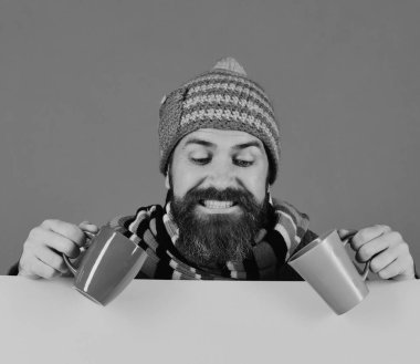 Sakallı ve gülümseyen hippi sıcak çay ya da kahve içer..