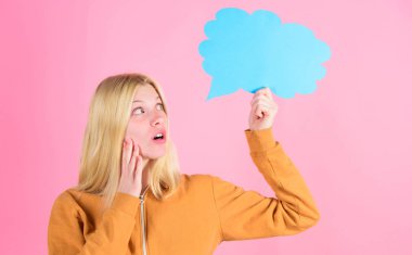 Fikir ve yaratıcılık kavramı. Fikir ve düşüncelerini uzay kopyalayın. Konuşma balonu ile kız tatlı bir sarışın. İlham çok güzel kadın düşüncesi. Fikir ve ilham. Onun aklında ne olduğunu. Düşün. Taze fikir