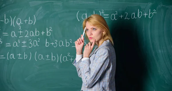 Soñando con un futuro brillante. Una mujer pensativa. De vuelta a la escuela. Día del maestro. profesor en la escuela lección en pizarra. Estudio y educación. Escuela moderna. Día del conocimiento. mujer en el aula —  Fotos de Stock