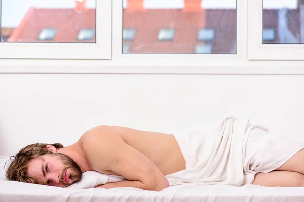 El sueño es vital para su salud física y mental. Hábitos saludables de sueño. Hombre sin afeitar cara barbuda cama de sueño. Hora de la siesta. Dormir y relajarse concepto. Siéntete cómodo y relájate. Hombre guapo chico slee —  Fotos de Stock