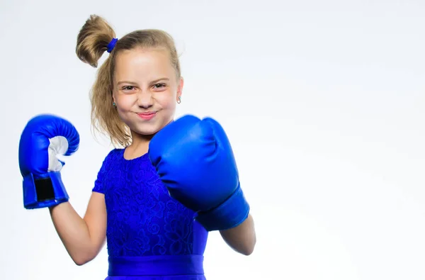 Erziehung zur Führung und zum Sieger. Sport- und Gesundheitskonzept. Boxsport für Frauen. Mädchen mit blauen Handschuhen posieren auf weißem Hintergrund. Sportliche Erziehung. Seid stark. Starkes Kinderboxen — Stockfoto