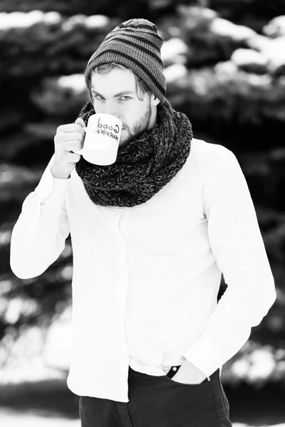 겨울 야외에서 아침 컵 을 들고 있는 잘생긴 남자 — 스톡 사진