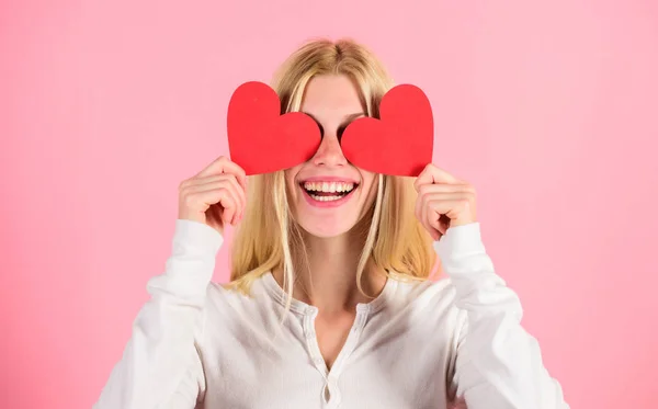 Chica alegre enamorarse. Chica mantener corazón símbolo amor y romántico fondo rosa. El amor es ciego. El día de San Valentín ha sido considerado tradicionalmente como más significativo para las mujeres. Mujer celebrar el amor — Foto de Stock