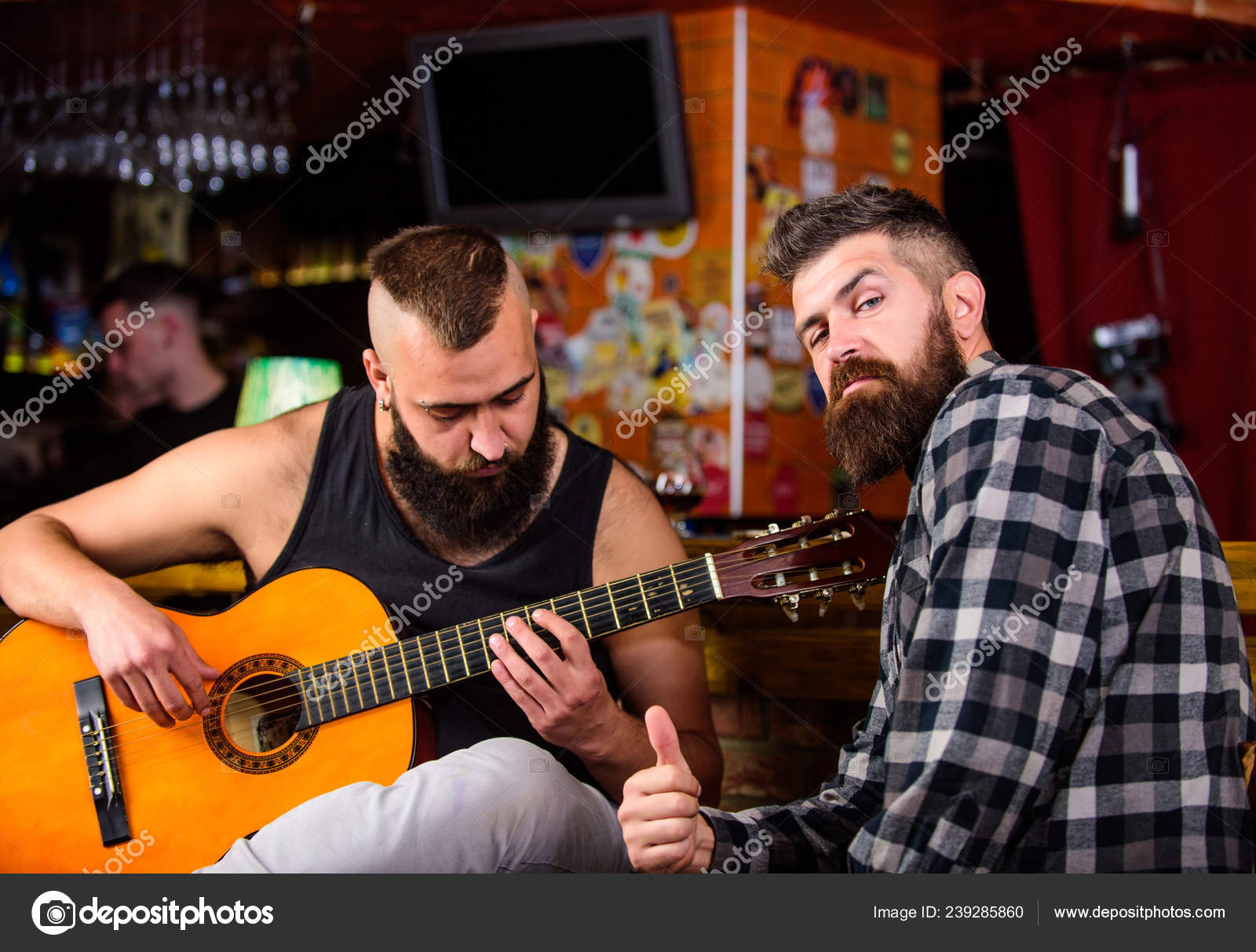 ライブ音楽のコンサート パブでの音響性能 ヒップスターは残忍なパブで友達とひげを生やした 陽気な友人は ギター曲を歌います パブでリラックス パブではリラックスした友人 男はパブでギターを弾く ストック写真 C Stetsik