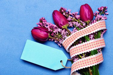 Pembe laleler ve Lila çiçeklerle Camgöbeği mavi etiket