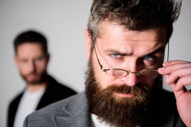 Hipster stil ve moda. Hipster gözlük. Adam yakışıklı hipster giyim gözlük sakallı. Göz sağlığı ve görme. Optik ve vizyon kavramı. Akıllı görünüm için gözlük aksesuar. Akıllı göz atmak