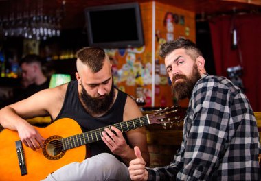 Canlı müzik konser. Akustik performans pub. Hippi vahşi pub arkadaşıyla sakallı. Neşeli arkadaşları şarkı gitar müzik şarkı. Gevşeme pub. Arkadaş barda rahatlatıcı. Man oyun gitar pub