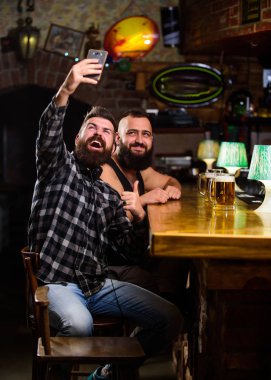 Harika akşam barda hatırlamak selfie fotoğraf çekmek. Çevrimiçi iletişim. Adam hipster tutun smartphone sakallı. Alarak selfie kavramı. Selfie arkadaşlar sosyal ağlara göndermek. Adam Bar bira içmek