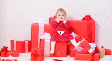Küçük kız bebek hediye kutuları yığını oynamak. Bebek ilk Noel bir kez ömür boyu olay. Aile tatili. Yürümeye başlayan çocuk için Noel hediyeleri. Çocuk için ilk hediyeler Noel. İlk Noel kutlaması