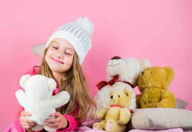 Çocukların duyguları işlemek ve stres sınırlamak yardımcı. Çocuk küçük kız oynak oyuncak ayı peluş oyuncak tutun. Küçük kız oyun yumuşak oyuncak oyuncak ayı ile pembe arka plan evlat. Oyuncak koleksiyonu taşıyor