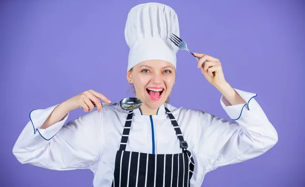 Academia de artes culinárias. Mulher chef profissional segurar garfo colher utensílio se divertindo. Hora de comer. Apetite e sabor. Culinária tradicional. Conceito de escola de culinária. Cozinheiro profissional da escola culinária — Fotografia de Stock