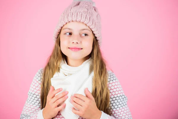 Accessoires chauds qui vous garderont l'hiver confortable. Enfant cheveux longs chapeau en laine chaude profiter chaud et douceur. Enfant fille porter bonnet chaud tricoté relaxant fond rose. Mode d'hiver vêtements chauds concéder — Photo