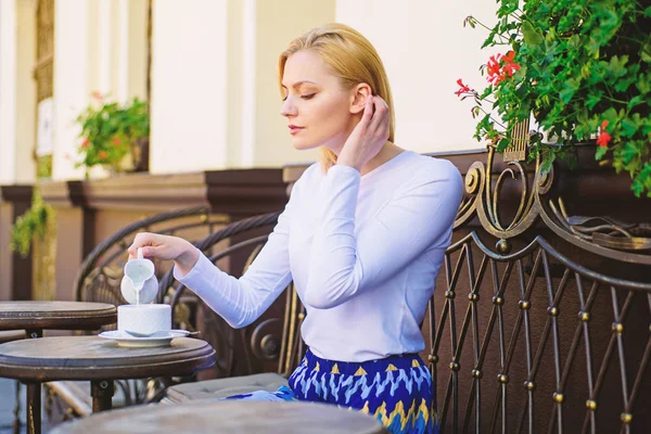 Pausa pacífica para el café. Mujer elegante cara tranquila tienen café de la bebida terraza al aire libre. Taza de buen café en la mañana me da carga de energía. Chica beber café cada mañana en el mismo lugar que la tradición —  Fotos de Stock