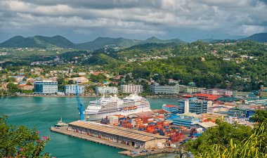 Castries, st.lucia - 26 Kasım 2015: okyanus gemisi sea Port üzerinde dağ manzarası. Kasaba ile bulutlu gökyüzü mavi deniz kıyısında. Lüks seyahat gemisinde, su taşıma. Adada tatil yaz