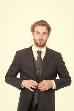 Ciddi sakallı bir menajer..