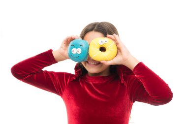 Kız sırlı çörek beyaz arka plan tutun. Kız tatlı çörek için aç evlat. Şekeri ve sağlıklı beslenme. Çörek tatlı takıntısı. Mutlu çocukluk ve tatlı davranıyor. Çörek kırma diyet kavramı