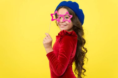 Mutlu küçük kız. Çocukluk mutluluk. Uluslararası Çocuk günü. küçük çocuk moda. mükemmel saçlı küçük kız çocuğu. Seksi manken. İddialı ve güzel