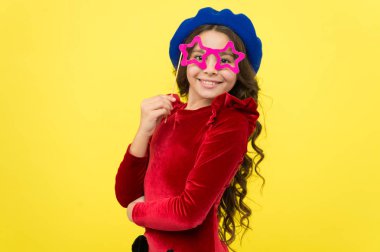 Çocukluk mutluluk. küçük çocuk moda. Uluslararası Çocuk günü. mükemmel saçlı küçük kız çocuğu. Mutlu küçük kız. Onun kişisel tarzı takip. çok mutlu