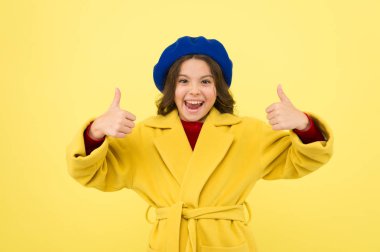 Çocuk bir şey teşvik arka plan sarı. Kız yukarı hareketini göster. Reklam ürün. Şuna bak. Reklam başlatılması ürün. Reklam kavramı. Reklam reklam için yer