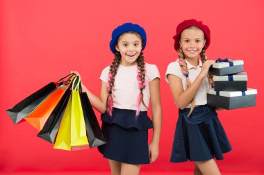 En iyi fiyat. Şimdi satın al. Alışveriş Merkezi ziyaret. Çocuklar kızlar grup alışveriş torbaları veya Doğum günü hediye paketleri tutun. Hayalleri gerçek oldu. Mutlu çocukluk. Alışveriş kavramı. Çocuk şirin küçük kızlar Tur alışveriş üzerinde