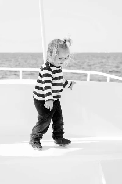 Concetto di viaggio. Bambino viaggiano su yacht di lusso. Ragazzo marinaio viaggiare via mare. Viaggiare è la migliore educazione — Foto Stock