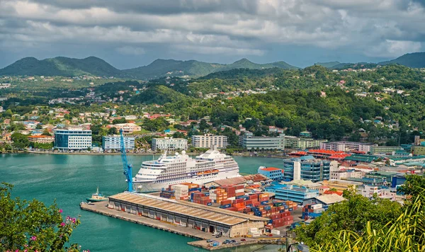 Castries, St.lucia - 26 de novembro de 2015: transatlântico no porto marítimo na paisagem montanhosa. Cidade na costa azul do mar com céu nublado. Viagens de luxo no navio, transporte de água. Férias de verão na ilha — Fotografia de Stock