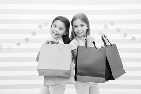 Winkelen kinderen. kleine meisjes kinderen met pakketten na een dag winkelen. kleine meisjes kinderen met papieren zakken. — Stockfoto