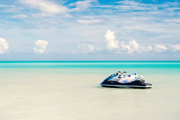 Jet ski on turquoise sea water in Antigua. Water transport, sport, activity. Speed, extreme, adrenaline. Summer vacation on caribbean. Wanderlust, travel, trip. Adventure, discovery, journey — Stock Photo, Image