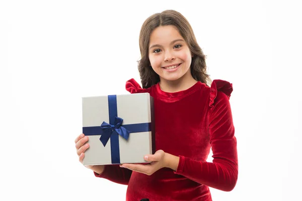 誕生日の女の子を運ぶリボン弓の存在。贈り物を作るの芸術。誕生日ウィッシュ リスト。幸せな誕生日のコンセプトです。女の子の子供は、誕生日ギフト ボックスを保持します。このような驚きのすべての女の子の夢。とても感謝している感じ — ストック写真