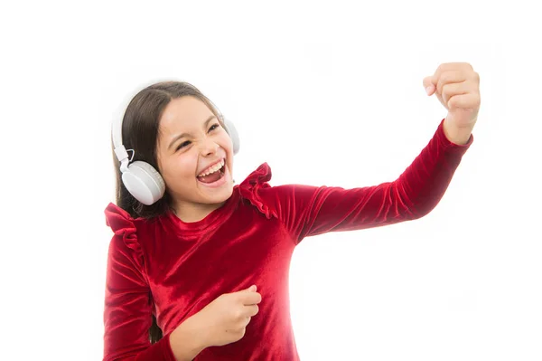 Niña escucha música auriculares inalámbricos. Canal de música en línea. Niña pequeño uso de la música auriculares modernos. La música siempre conmigo. Escuchar gratis nuevas y próximas canciones populares en este momento — Foto de Stock