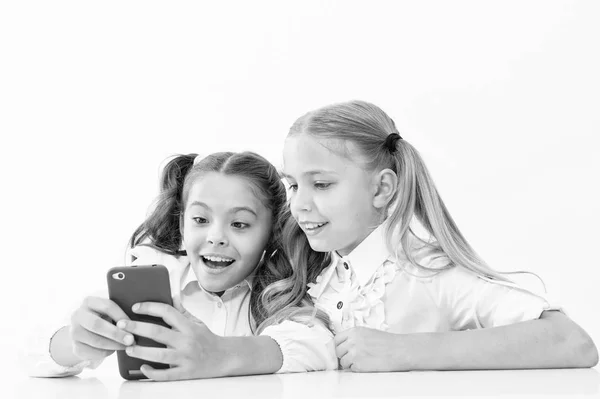 Concept van het moderne leven. Kleine kinderen meisjes bestuderen smartphone als integraal onderdeel van het moderne leven. kleine meisjes met mobiele telefoon. — Stockfoto