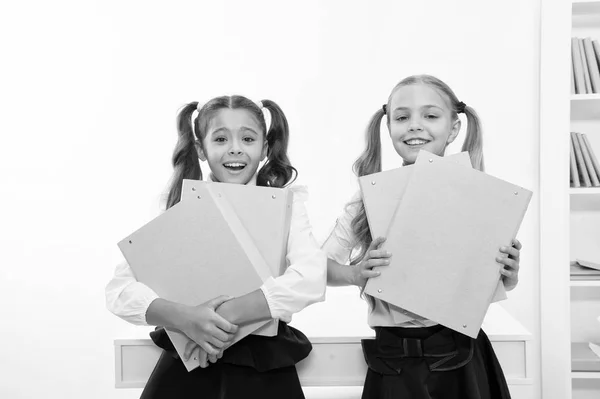 Les petites filles se préparent pour la future profession en fonction. Jolies petites filles tiennent des dossiers de dossier. Vie professionnelle — Photo