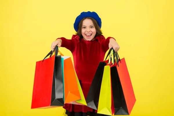 Todo lo que quiero para mi cumpleaños. Niña sostenga manojo bolsas de compras o paquetes de regalos de cumpleaños. Concepto de compras de cumpleaños. Niño linda niña pequeña en gira de compras. El mejor precio. Compra ahora. Visite el centro comercial —  Fotos de Stock