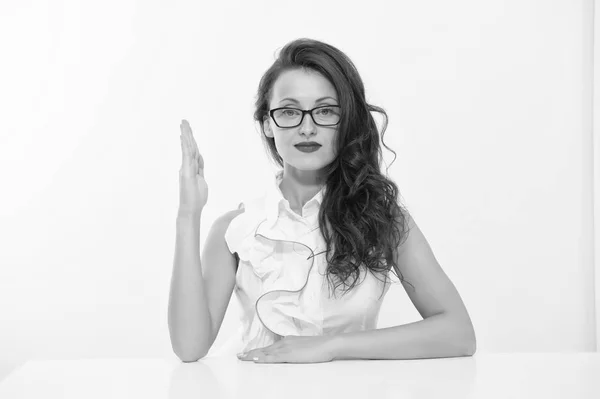 Wirtschaftsseminar. sexy Frau heben die Hand - sie weiß Antwort oder will Fragen stellen. sexy Geschäftsfrau auf Business-Seminar. Schüler in Brille mit langen lockigen Haaren und roten Lippen. ich habe Fragen. — Stockfoto