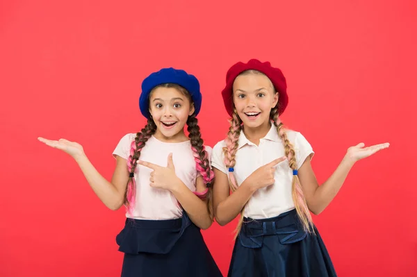 Escola de elite. Educação no estrangeiro. Inscreva-se formulário entrar escola internacional. Irmãs amigas meninas. Escola de francês. Conceito de moda escolar. Estudantes usam uniforme formal e chapéus de boina — Fotografia de Stock