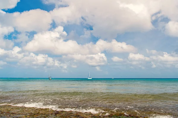 Ola de mar, playa y cielo azul nublado. Naturaleza, agua, océano, paisaje de verano. Viajar, relajarse vacaciones. Isla tropical o costa. Wanderlust, aventura, descubrimiento —  Fotos de Stock