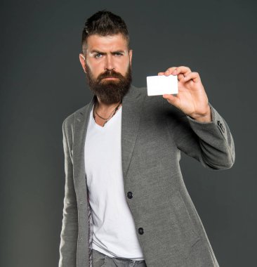 Kolay alışveriş. Kredi kartı özgürlük ve güven verir. Adam hipster tutun plastik boş kart sakallı. Bankacılık ve kredi kavramı. Plastik banka kartı. Kolay para kredi. Hangi banka kartı almak kolay