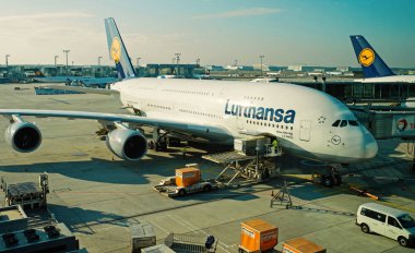 Lufthansa airbus, jet uçağı, uçak veya büyük yolcu uçağı havaalanında. Hava yoluyla ulaşım. Havacılık ve taşıma. Tatil, yolculuk tutkusu, yolculuk