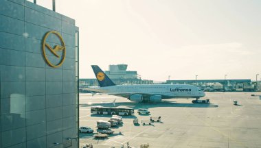 Hava yoluyla ulaşım. Lufthansa airbus, jet uçağı, uçak veya büyük yolcu uçağı havaalanında. Havacılık ve taşıma. Tatil, yolculuk tutkusu, yolculuk