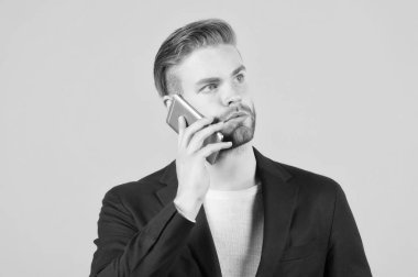Bağlantı bekleyin. İyi bakımlı adam cep telefonu gri arka plan konuş. İşadamı ciddi çağrı cep telefonu. Mobil telefon bağlantısı. Adam yakışıklı çekici ofis çalışanı biliyor cep telefonu