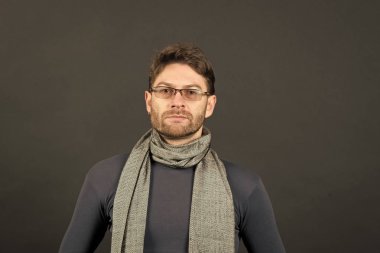 Adam gözlüklü sakallı yüzünde