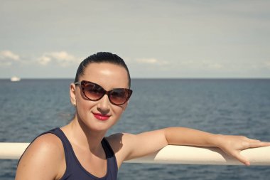 Şehvetli kadın sakin ol büyük üzengi Cay, Bahamalar, deniz manzarası üzerinde