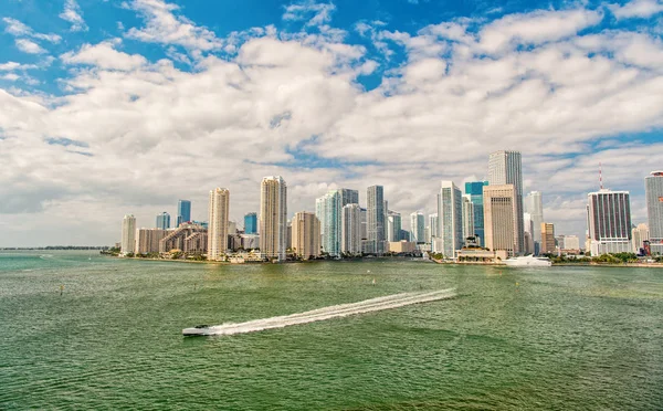 Vista aérea de arranha-céus de Miami com céu azul nublado, barco branco navegando ao lado de Miami Frolrida centro da cidade — Fotografia de Stock