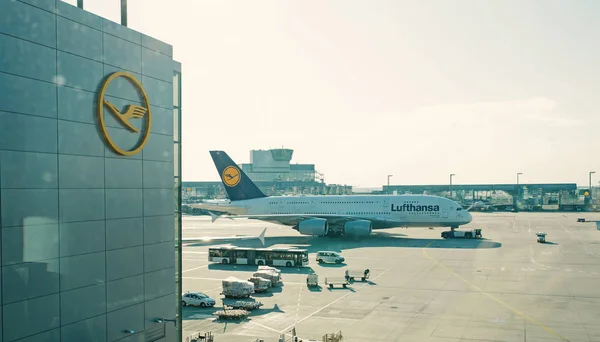 Viajando por aire. Lufthansa Airbus, jet airliner, avión o avión de pasajeros grandes en el aeropuerto. Aviación y transporte. Vacaciones, ansia de viajar, viaje — Foto de Stock