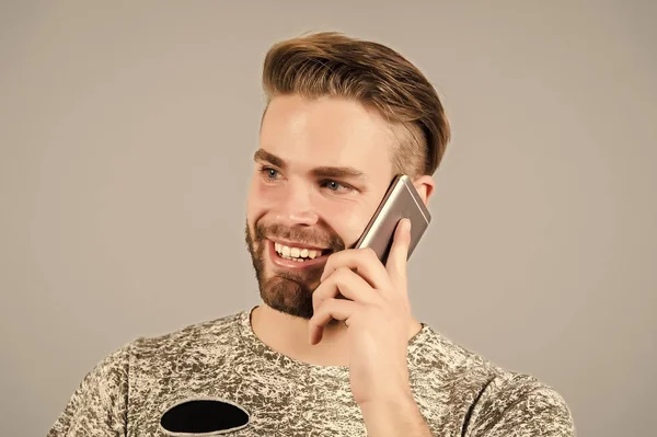 Conversa macho feliz no smartphone, vida moderna — Fotografia de Stock