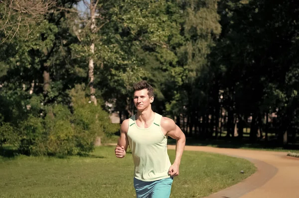 El hombre corre en el parque en el soleado día de verano — Foto de Stock