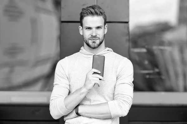 Pojęcie nowoczesności. Przystojny mężczyzna używać telefonu komórkowego w nowoczesnym życiu. Młody facet trzymać urządzenia mobilnego, nowoczesny styl życia. Smartfon jest integralną częścią współczesnego życia — Zdjęcie stockowe